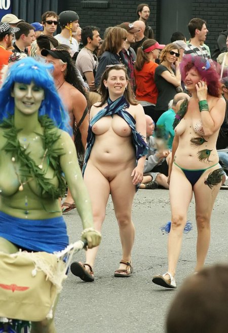 Парад голых девушек