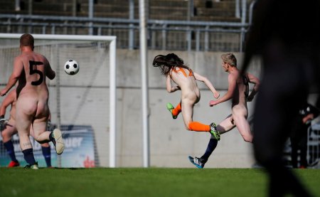 Женский футбол голышом