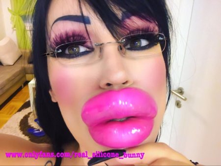 Порнозвезды с силиконовыми губами