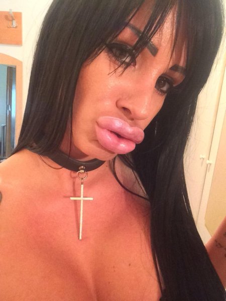 Красивые девушки с накаченными губами