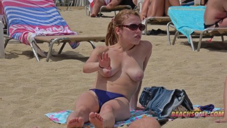 Лежаки на пляже