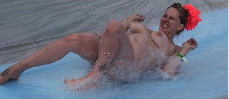 Девушка в аквапарке