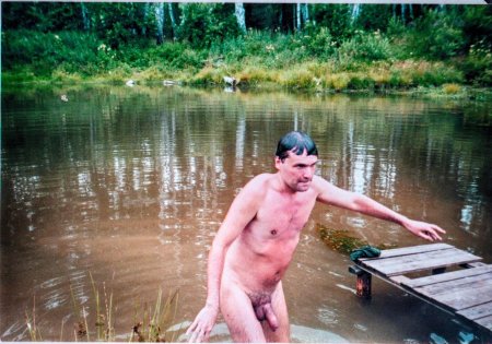 Голые парни купаются в речке