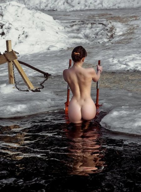 Девушки купаются в проруби