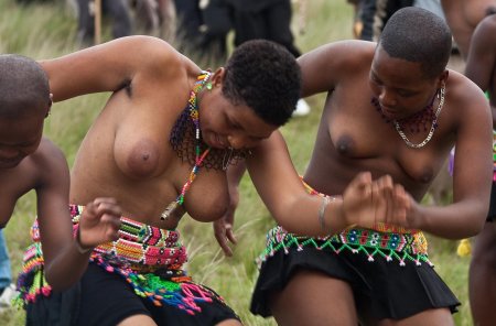 Голые зулусские женщины