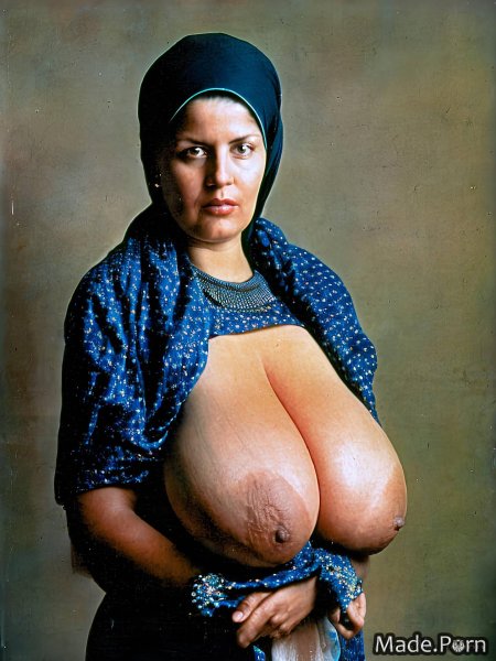 Гигантский бюст