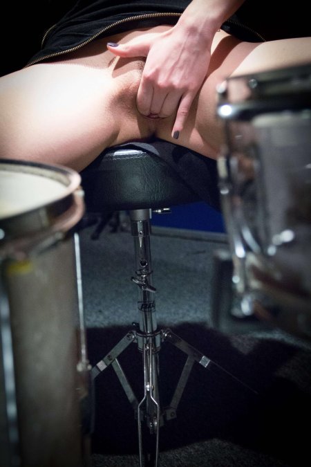 Порноактриса барабанщица