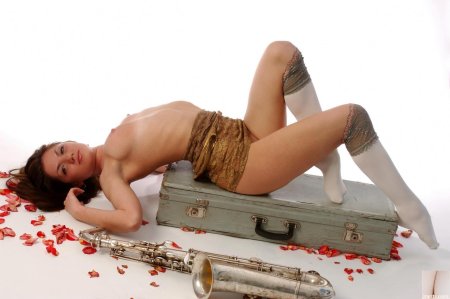 Голенькая девушка с саксофоном