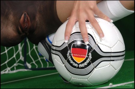 Боди арт голых футболисток