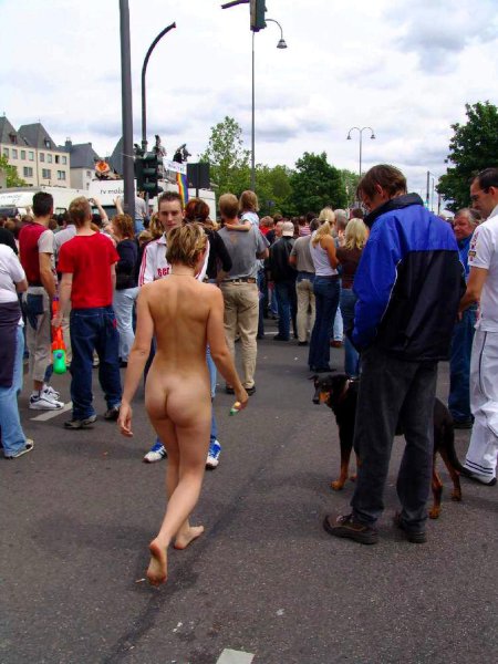 Голые люди на улице