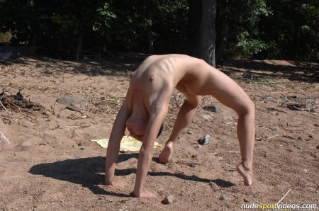 Голые гимнастки на природе