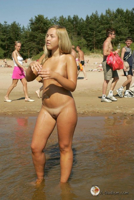 Обнаженная на пляже