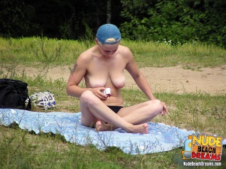 Зрелая мамка голая на речке